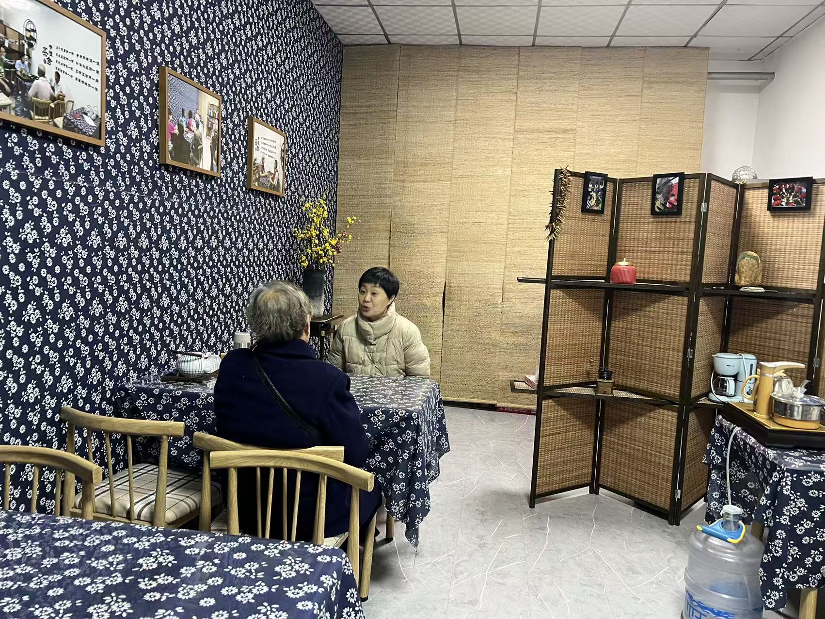 居民在社区“唠嗑茶室”咨询相关问题。王丹丹摄