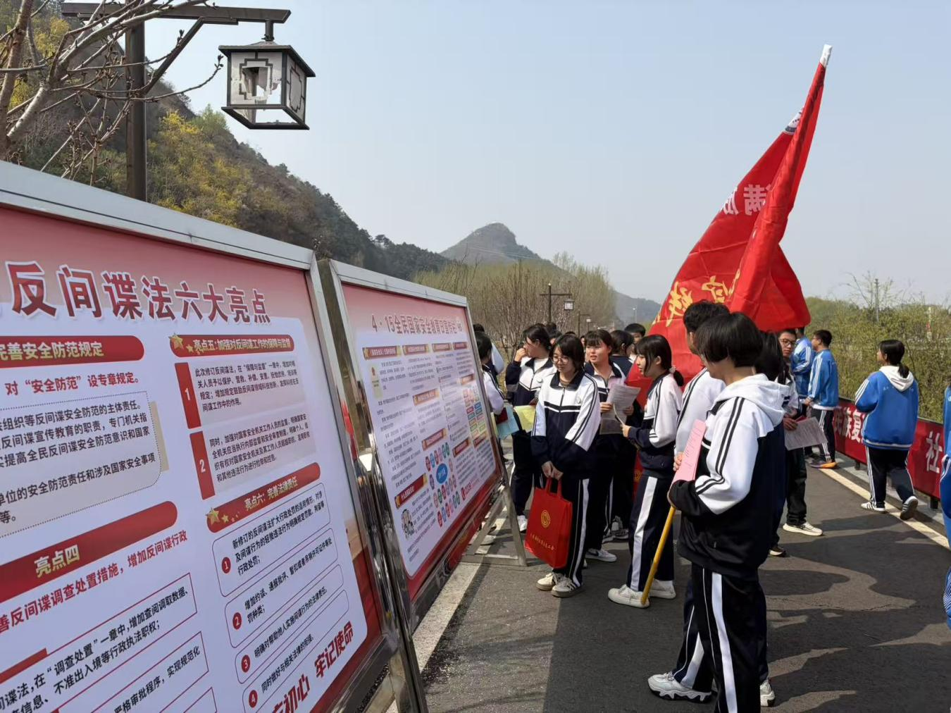 路过的学生学习展板内容。张宝摄