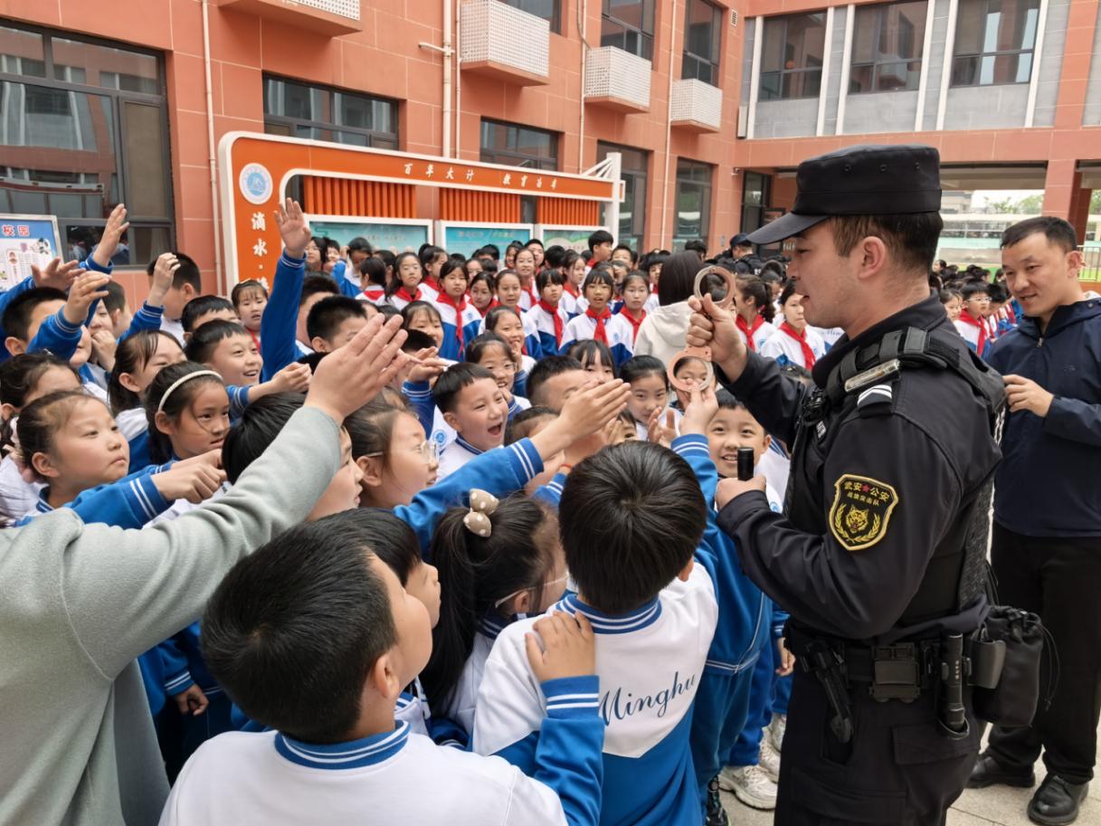 公安特警为小学生讲解防护知识。贾选选摄