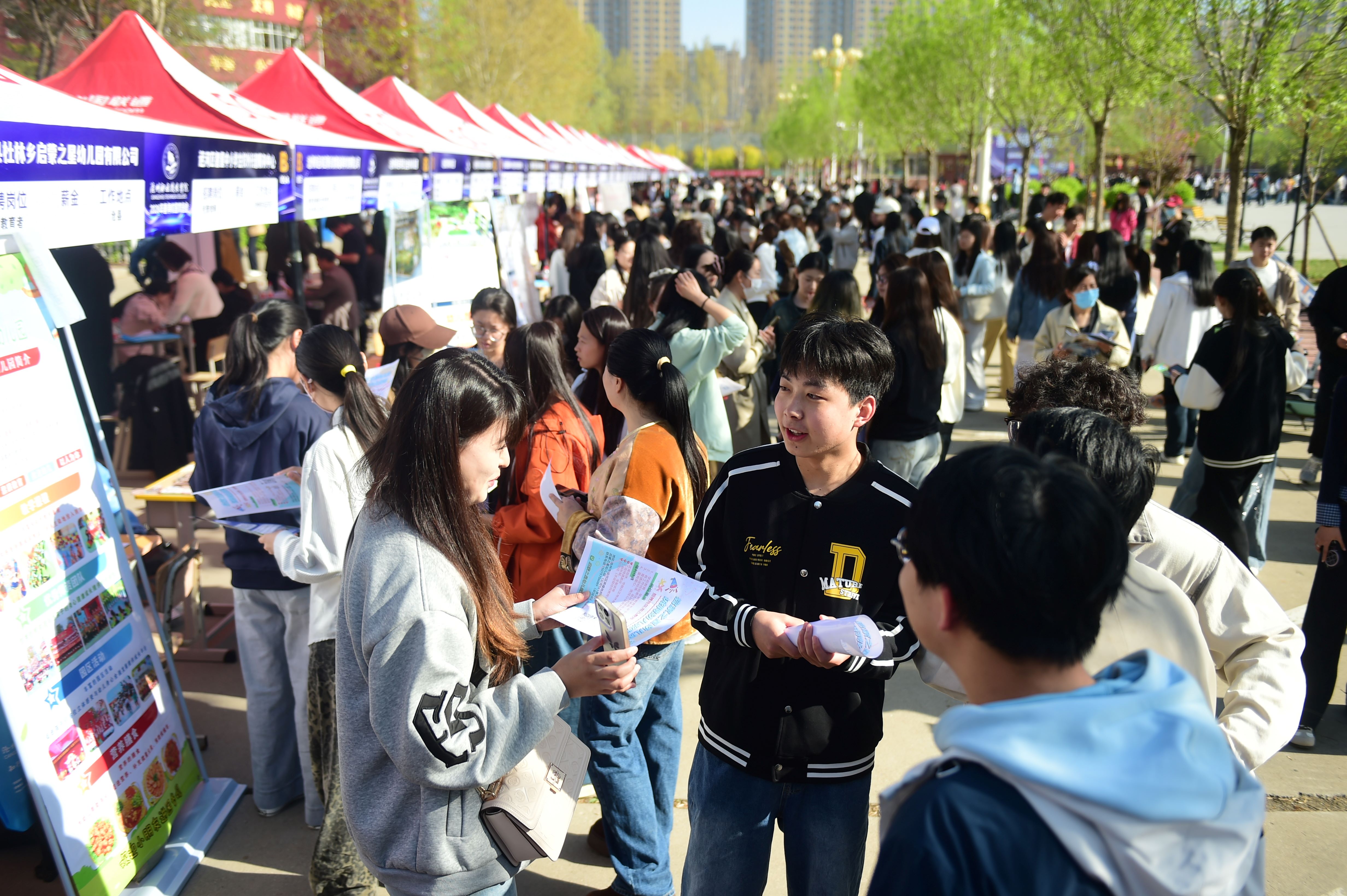 河北沧州职业技术学院2026年春季校园双选会现场。傅新春摄