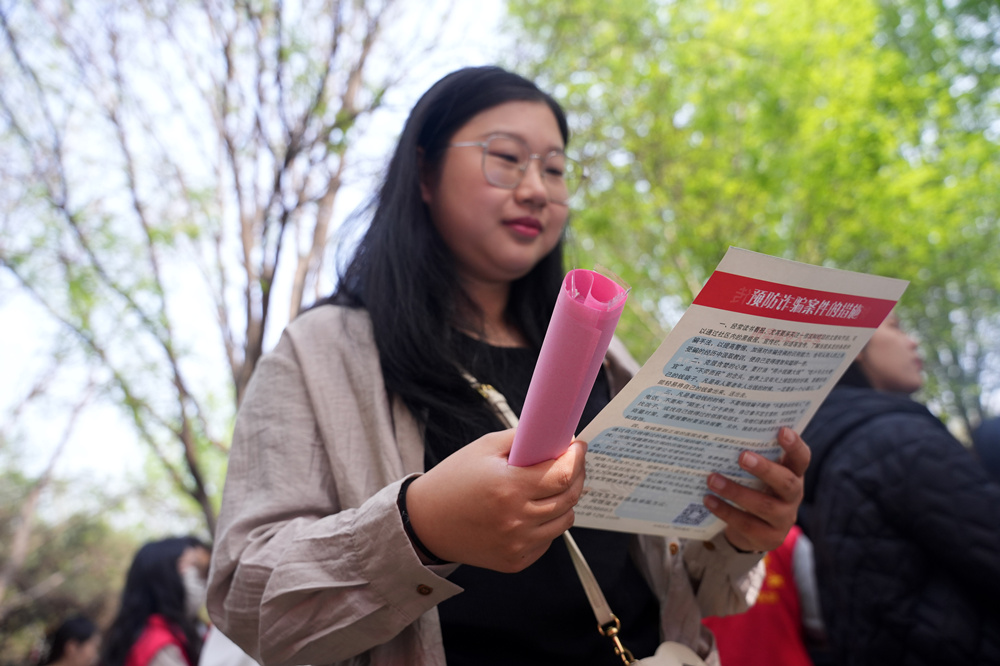 群众正在阅读宣传手册。郭泽鑫摄