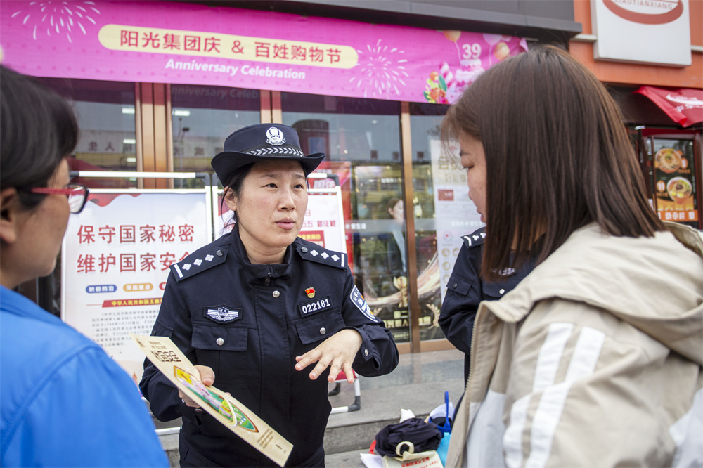 民警向群众讲解《国家安全法》、网络安全、防范电信诈骗等知识。聂长青摄