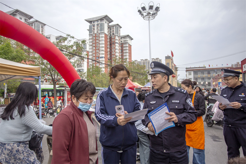 民警向群众讲解《国家安全法》、网络安全、防范电信诈骗等知识。聂长青摄