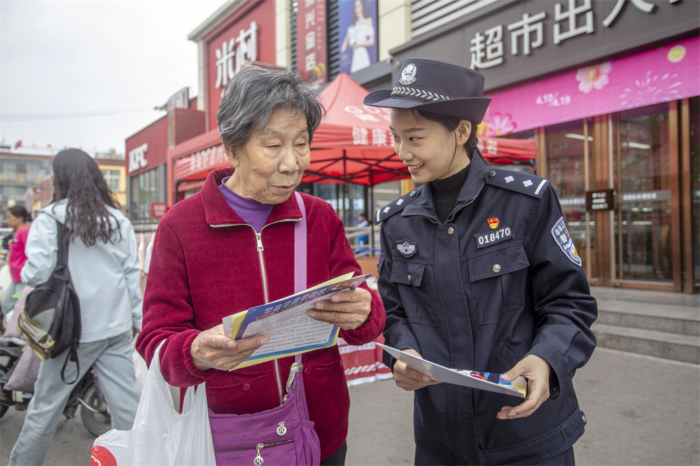 民警向群众讲解《国家安全法》、网络安全、防范电信诈骗等知识。聂长青摄