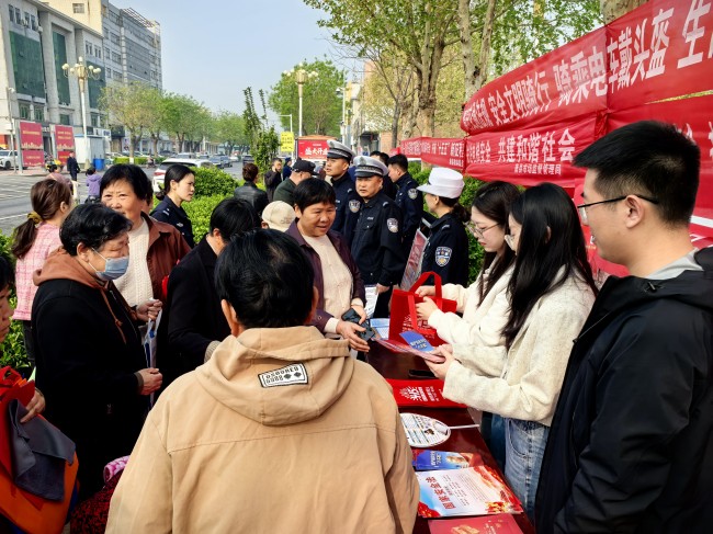 工作人员向群众讲解国家安全知识。赵明乾摄