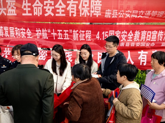 工作人员向群众发放宣传国家安全宣传册。赵明乾摄