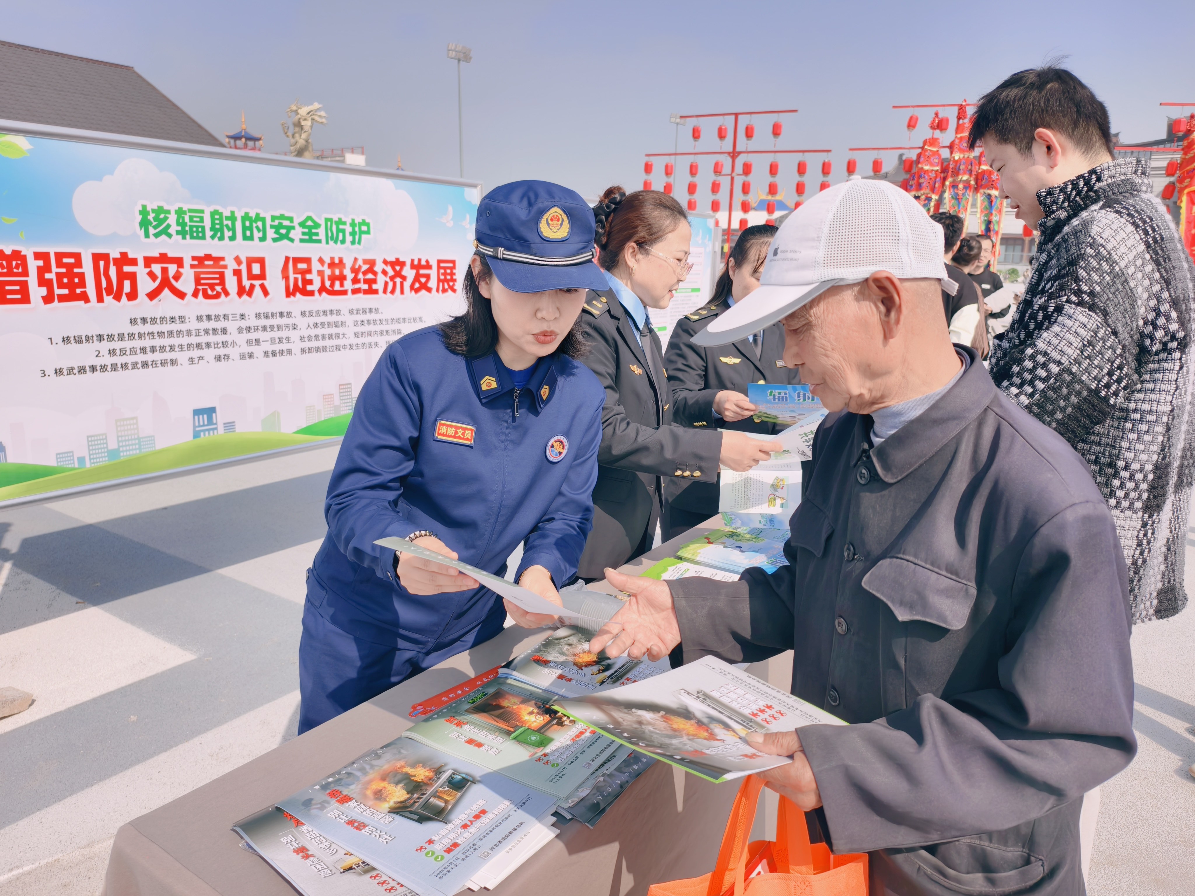 工作人员向群众普及安全知识。鲁萍摄