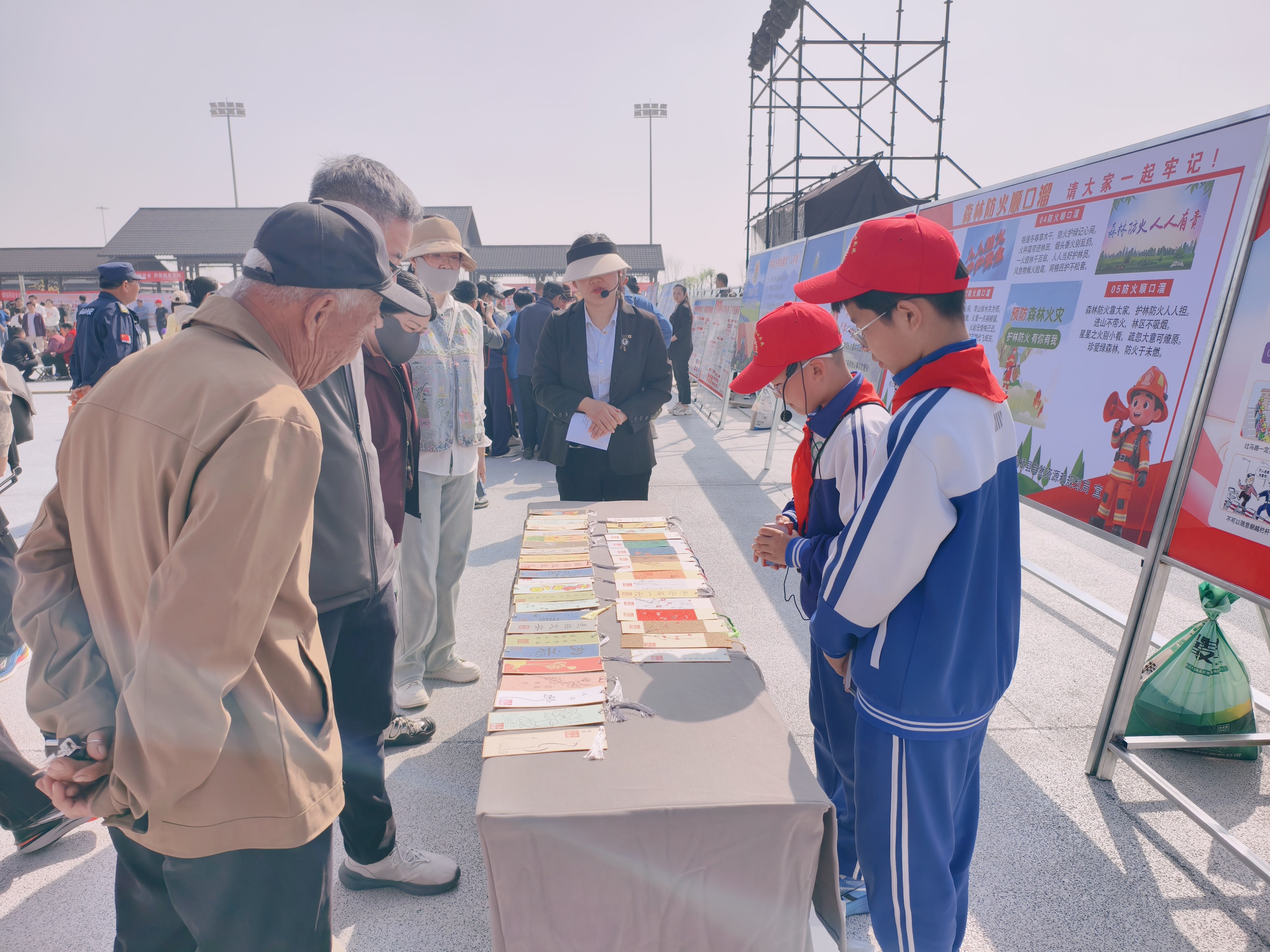 吴桥县东街小学开展国家安全知识问答活动，回答正确可获得精美书签。鲁萍摄