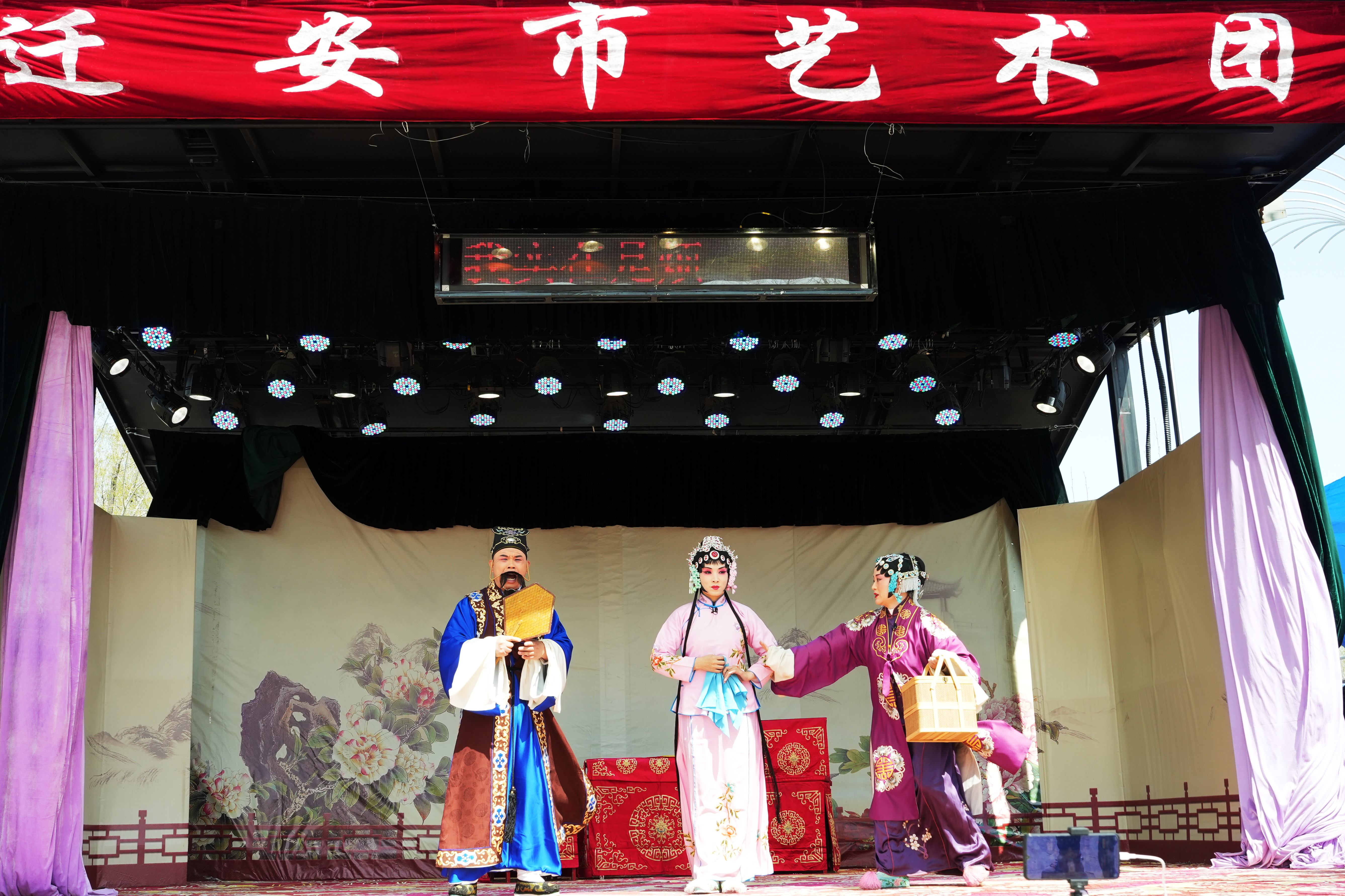4月11日，在河北亞灤灣桃花節上，演員為游客帶來評劇《花為媒》。彭月娟攝