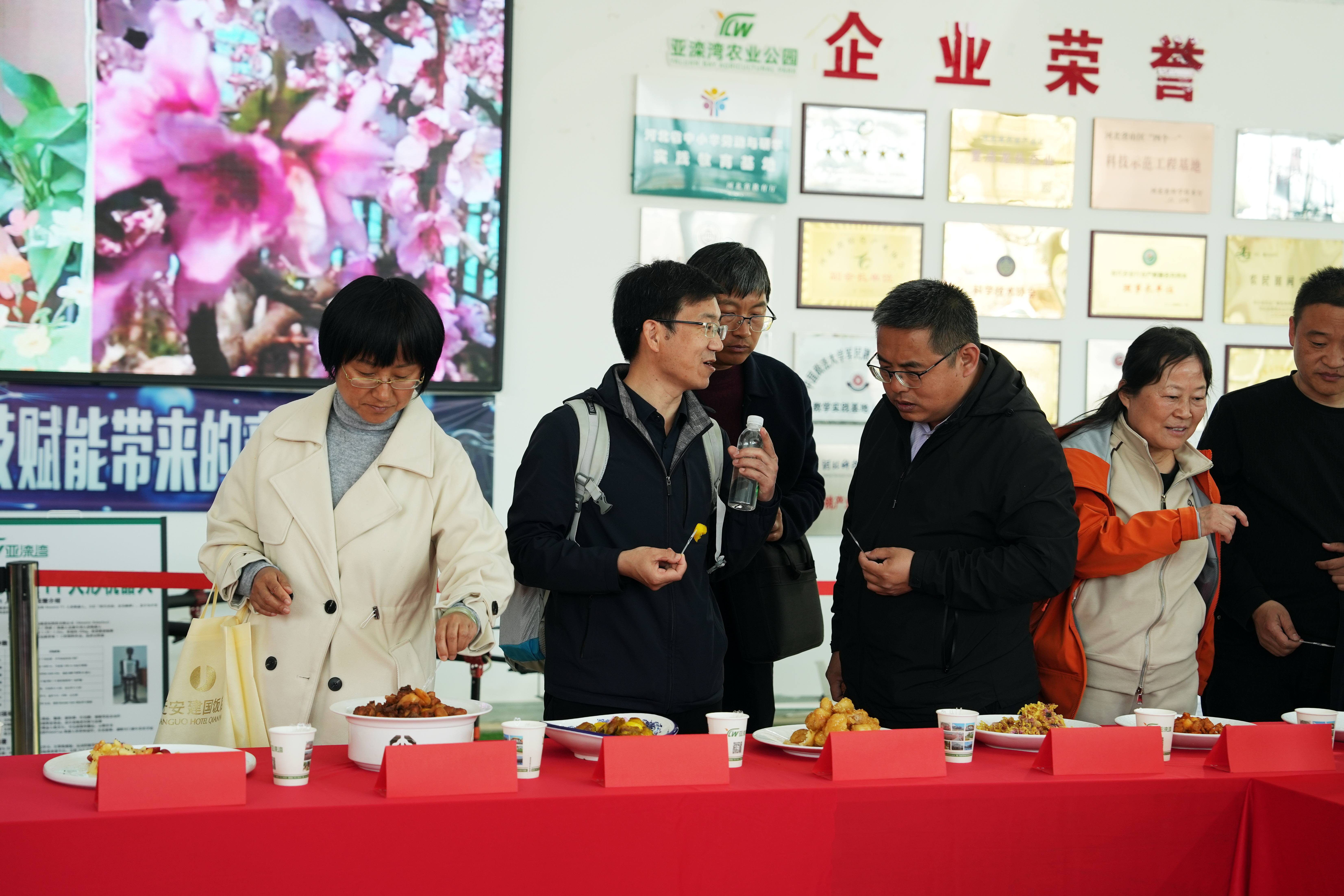 4月11日，在河北亞灤灣桃花節上，與會專家正在品嘗特色“桃宴”。彭月娟攝