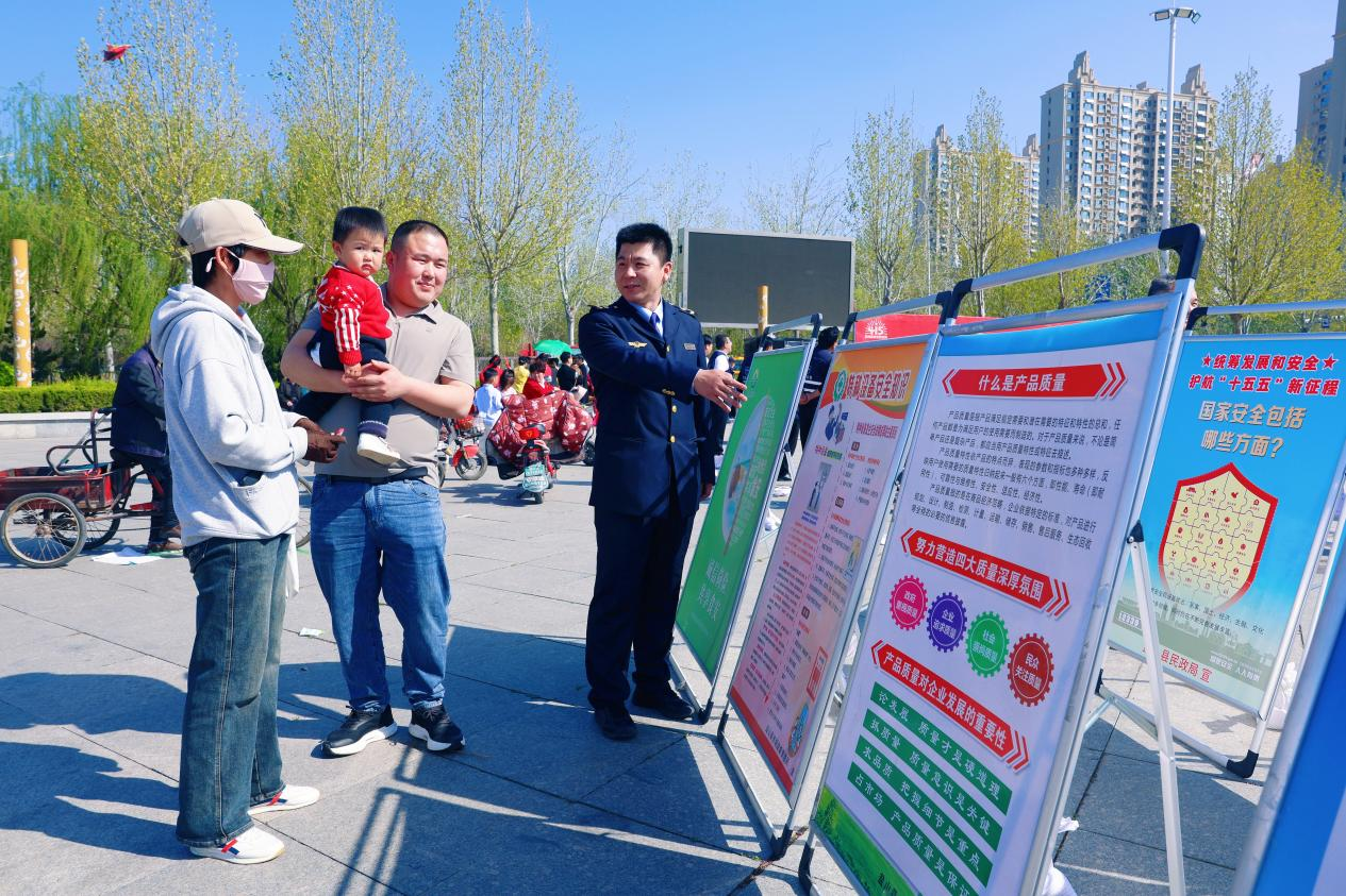 工作人员向民众讲解全民国家安全教育知识。张金元摄