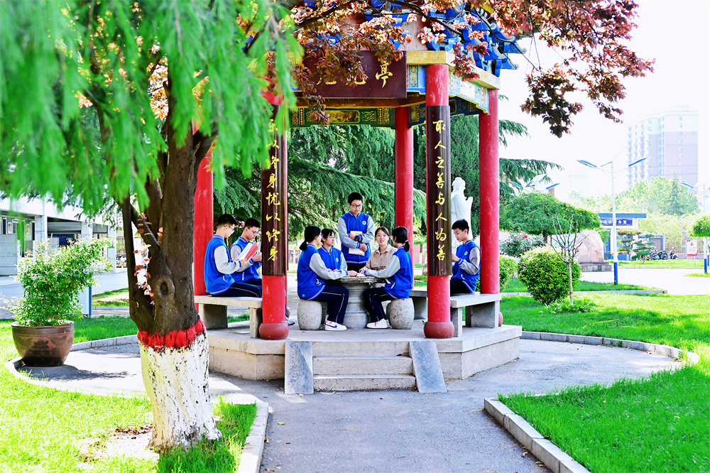 武安市第十中学老师和学生在校园里开展读书分享活动。李育新摄