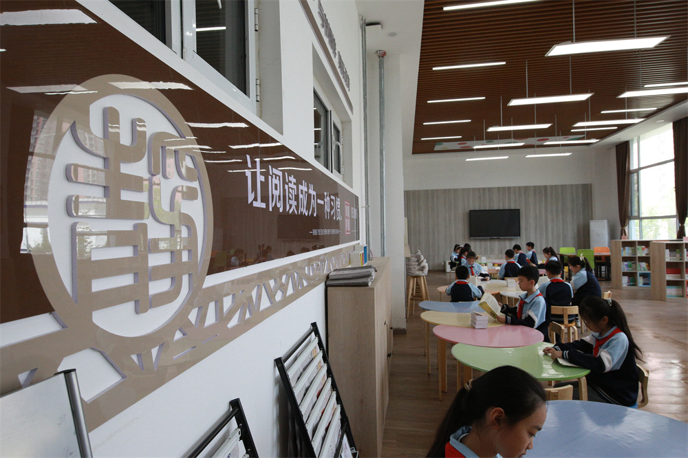 武安市安瑞小学阅览室里的学生读书场景。李树锋摄