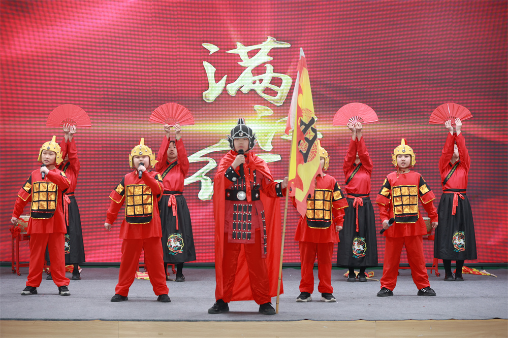 武安市安瑞小学学生在进行课本剧展演活动。李树锋摄