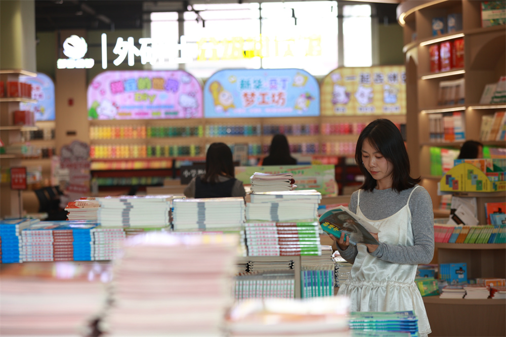 武安市民在新华书店内选购图书。李树锋摄