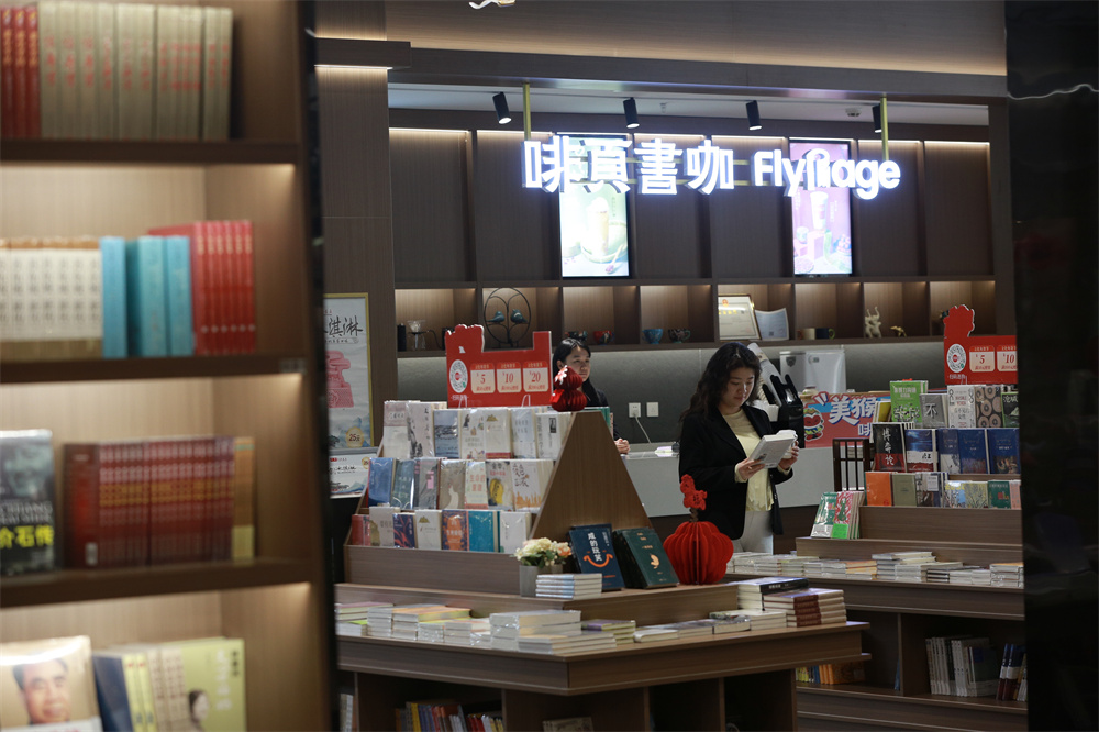 武安市民在新华书店优雅的环境中选购图书。李树锋摄
