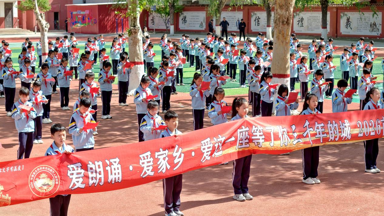 4月20日，館陶縣新華小學師生在校園操場上齊聲誦讀美文，書聲琅琅浸潤校園。郭江鵬攝