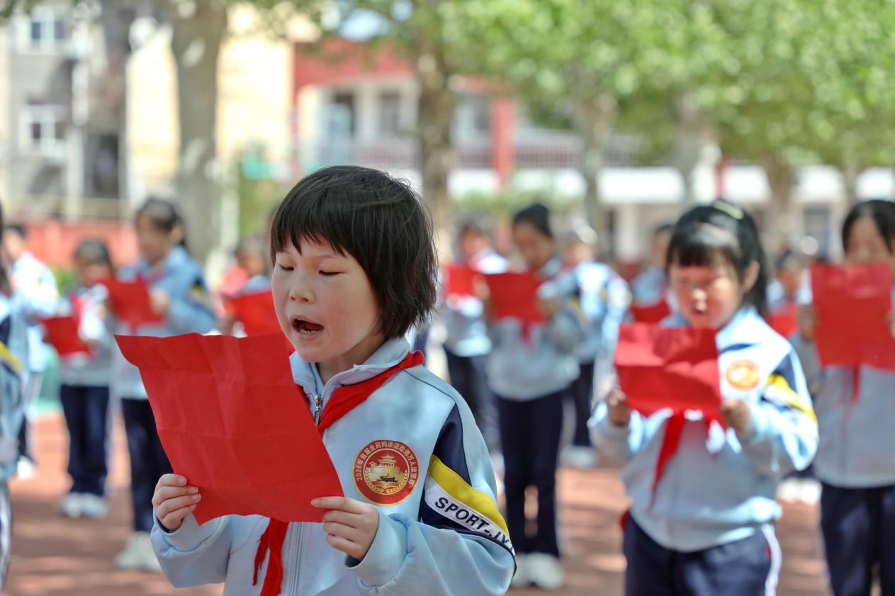 4月20日，館陶縣新華小學學生在校園操場上認真誦讀美文。郭江鵬攝