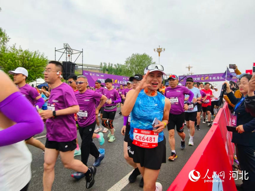 2026文博定州半程马拉松选手开跑。人民网记者 朱延生摄