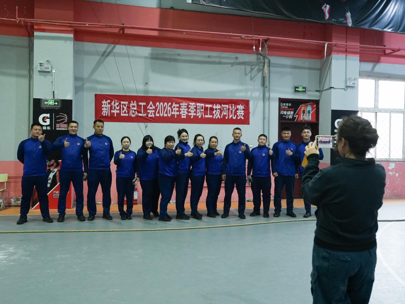 获奖队伍现场合影留念。刘凤清摄