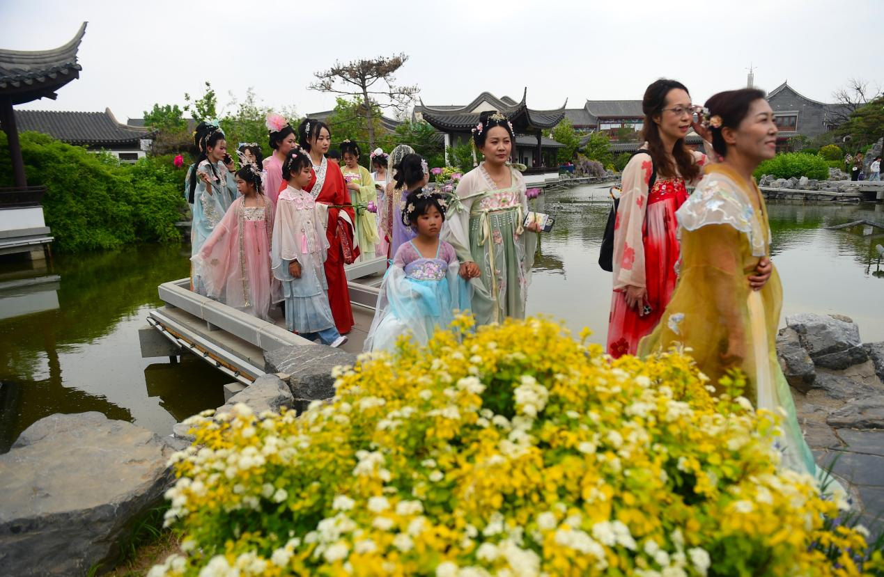 身着汉服的市民、游客在春光里踏青。傅新春摄