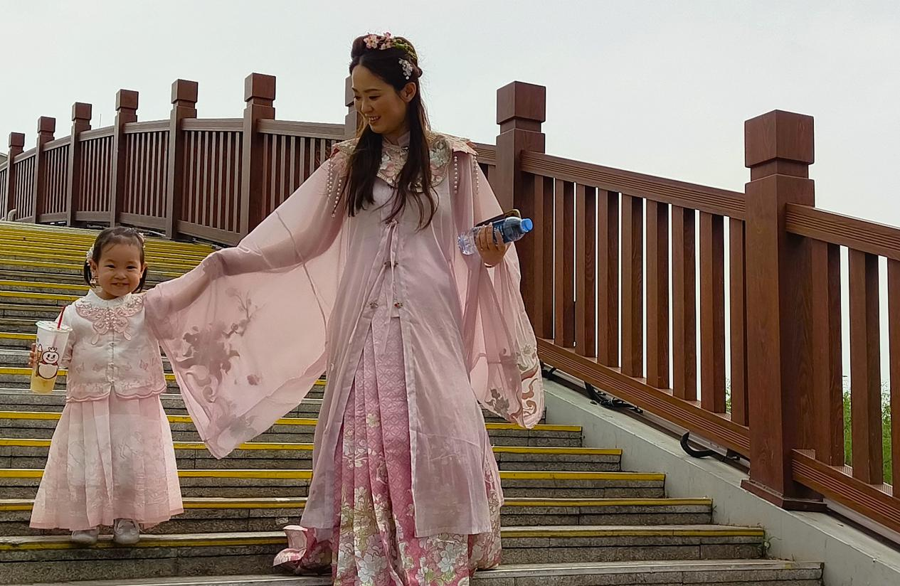 母女二人穿着汉服在百狮园附近游玩。傅新春摄