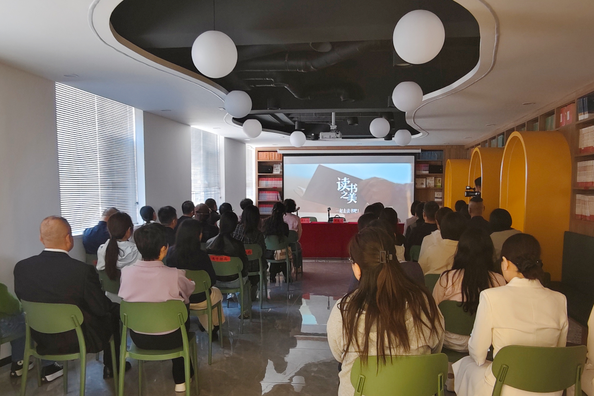 现场正在观看宣传短片。唐县新华书店供图