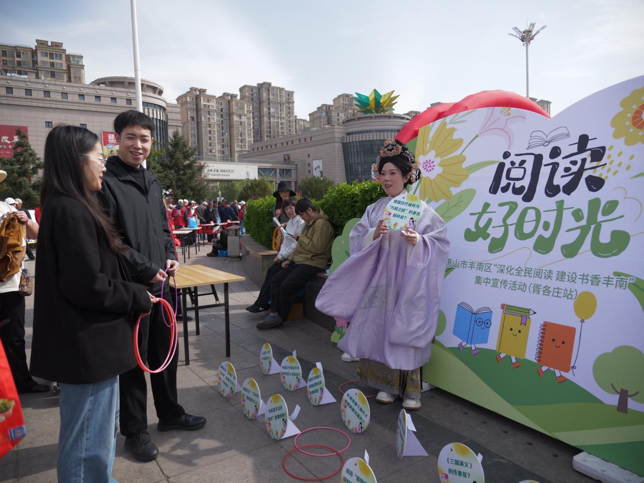 市民参与胥各庄组织的趣味阅读游戏活动。崔光摄