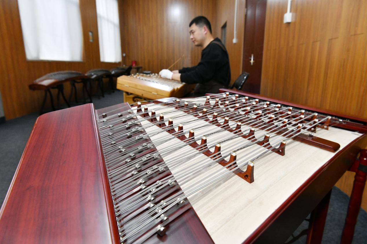 在乐海乐器生产车间，调音师正在整理调试扬琴。苑立伟摄