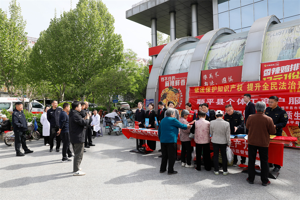 方通广场宣传活动现场。吴潇摄