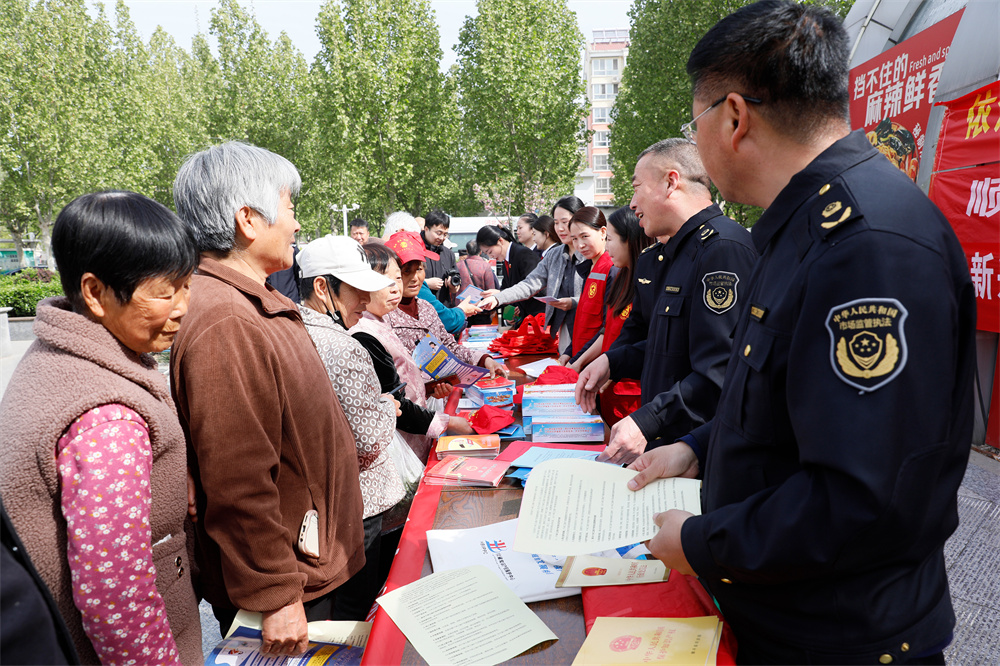 向过往群众发放宣传单页。吴潇摄