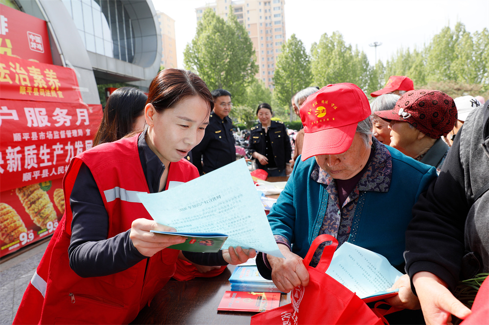 工作人员普及知识产权保护知识。吴潇摄