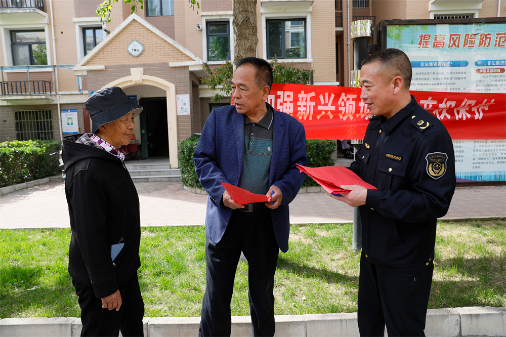 社区居民学习相关知识。吴潇摄