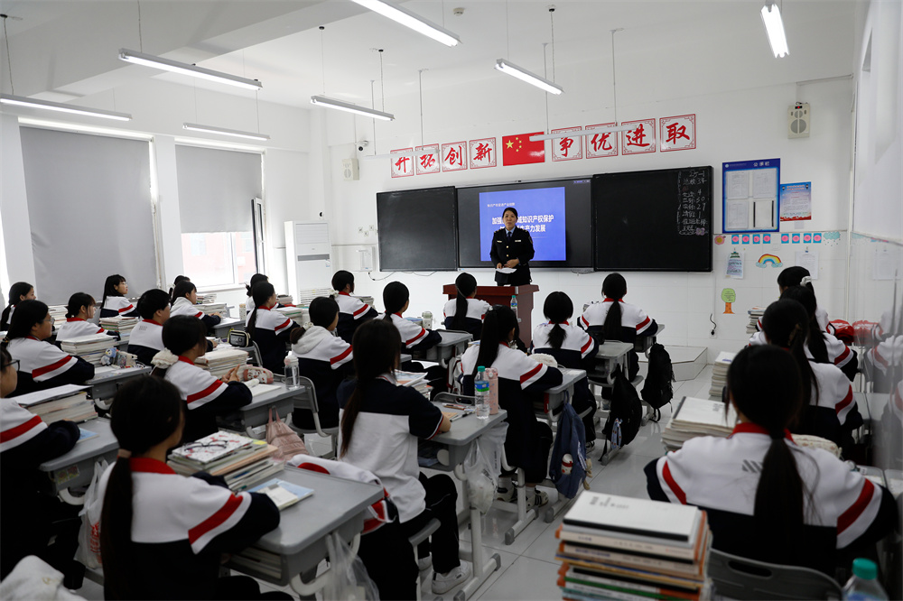 工作人员在学校开展专题宣讲。吴潇摄