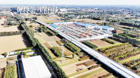 2025年10月26日，無人機拍攝的京雄高速二期項目施工現場。（本報資料片） 張振宇攝