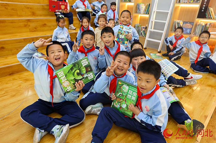 石家庄市柏林庄學校學生在階梯式閱讀空間閱讀。