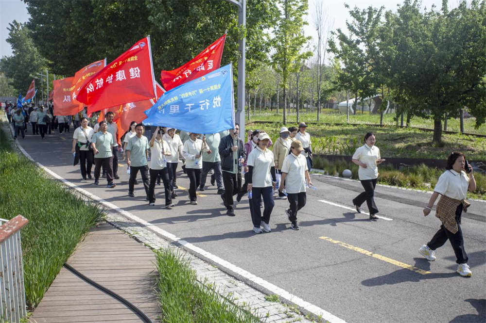 复兴区健步行爱好者在园博园智能健身步道行走。聂长青摄