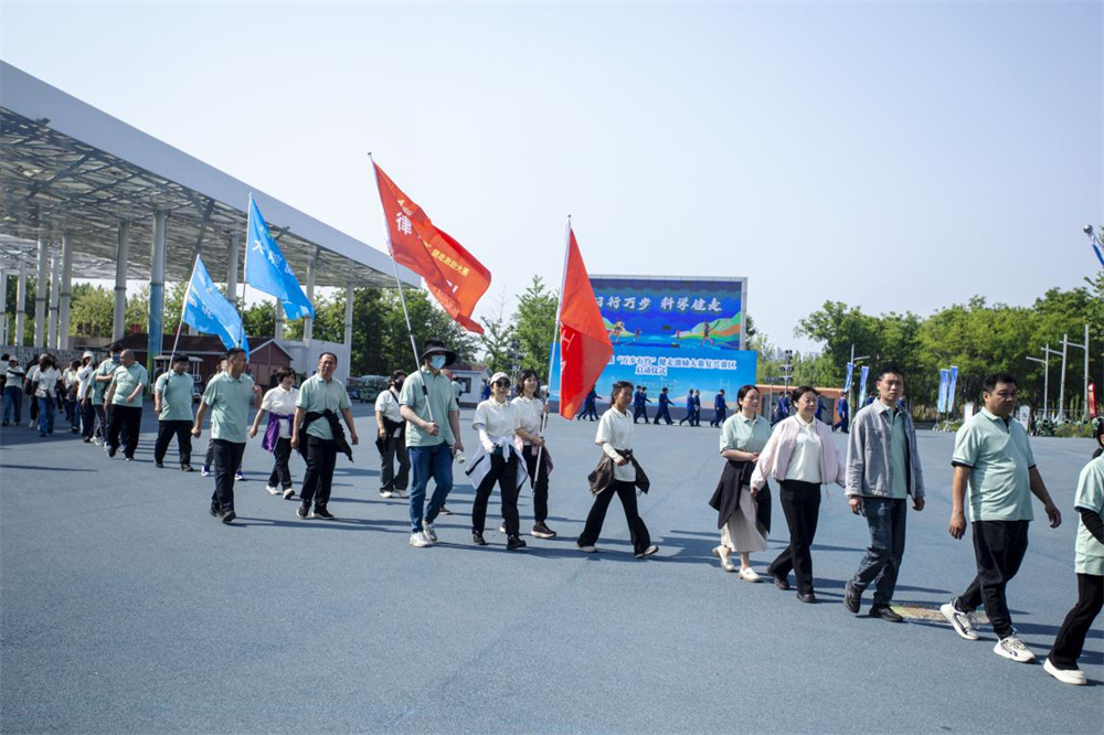 复兴区健步行爱好者在园博园智能健身步道行走。聂长青摄