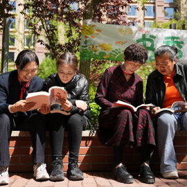 琴聲裊裊伴書香 鄰裡共讀話家常