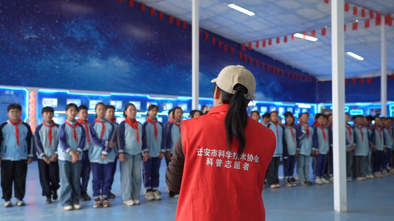 迁安市第八实验小学的学生在航空航天研学馆参观。郭强摄