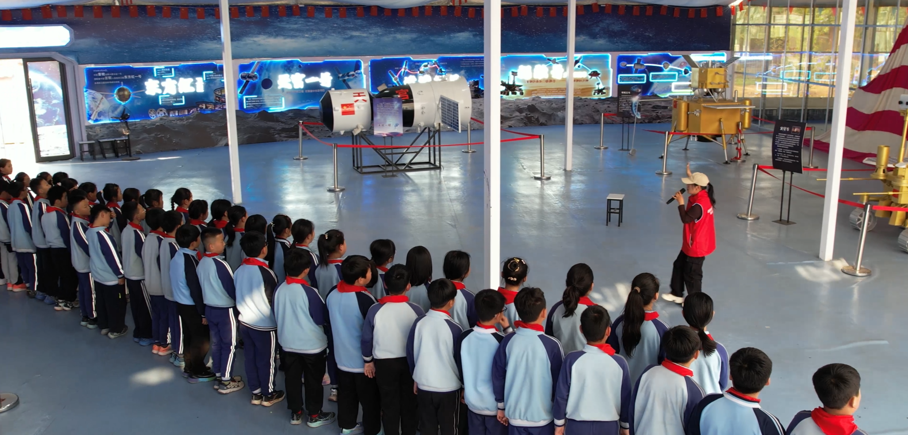 迁安市第八实验小学的学生在航空航天研学馆参观。郭强摄