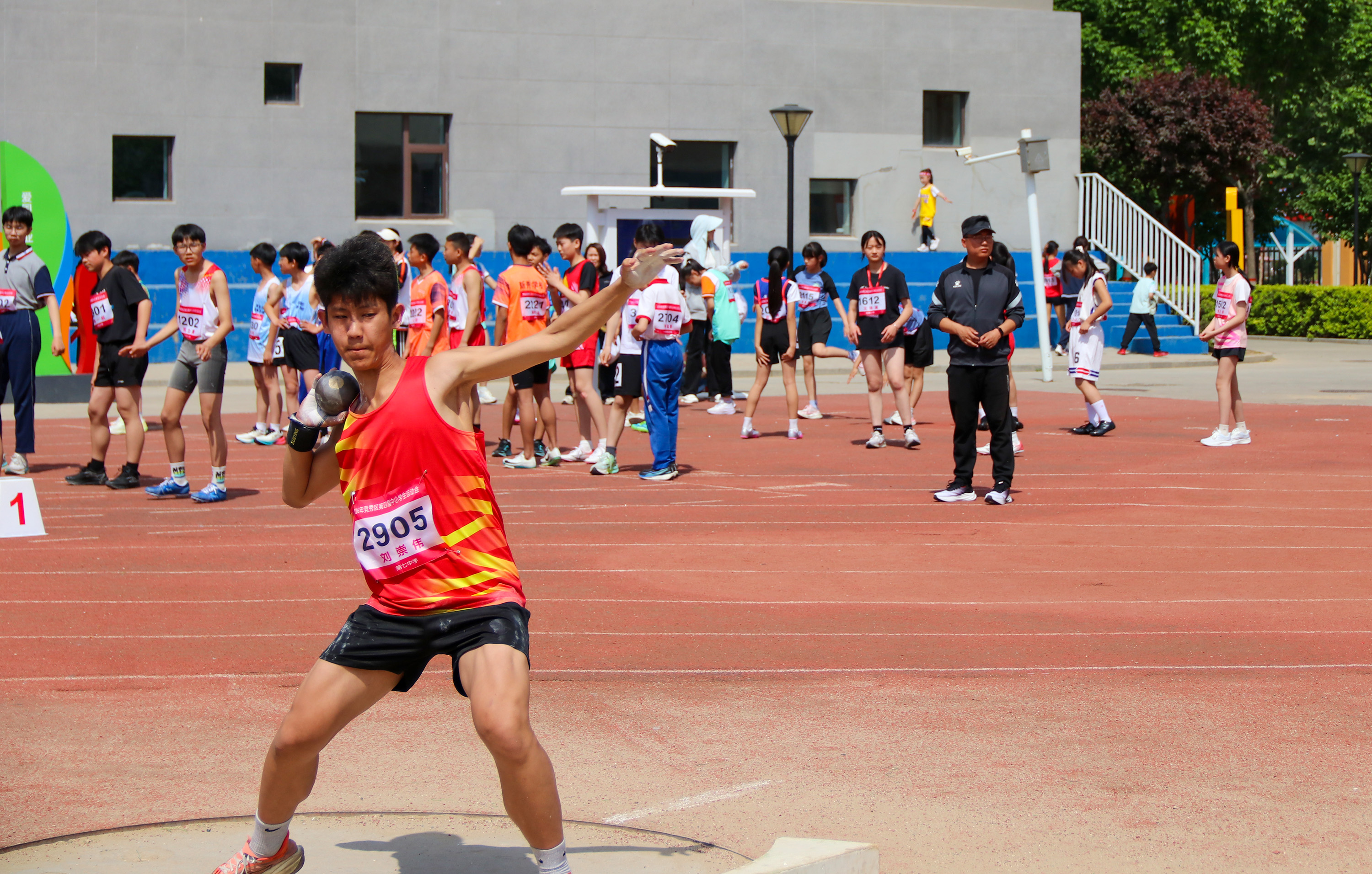 4月25日，投掷铅球比赛现场。梁佳琛摄