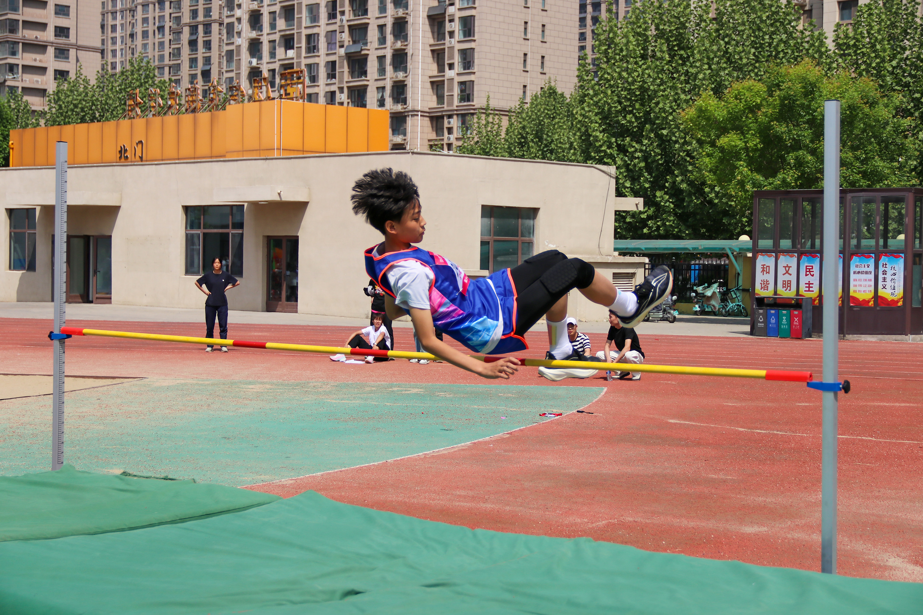 4月25日，选手进行跳高比赛。梁佳琛摄