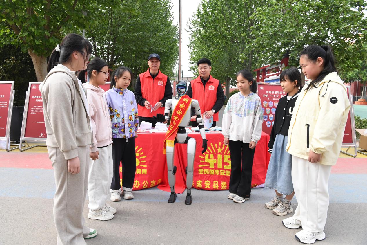 智能機器人正在向學生們講解國家安全知識。許朋鈺攝