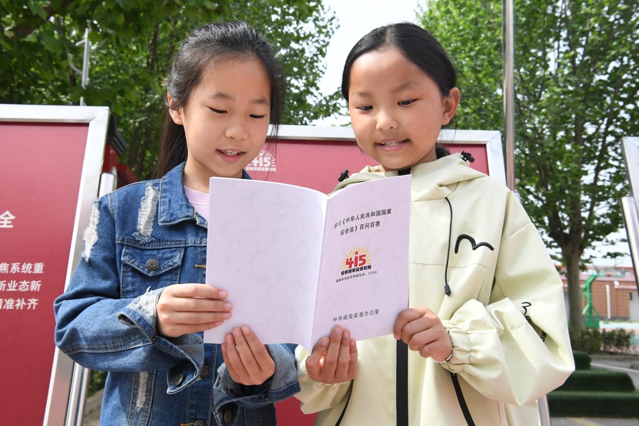 學生們正在閱讀國家安全法百問百答手冊。許朋鈺攝