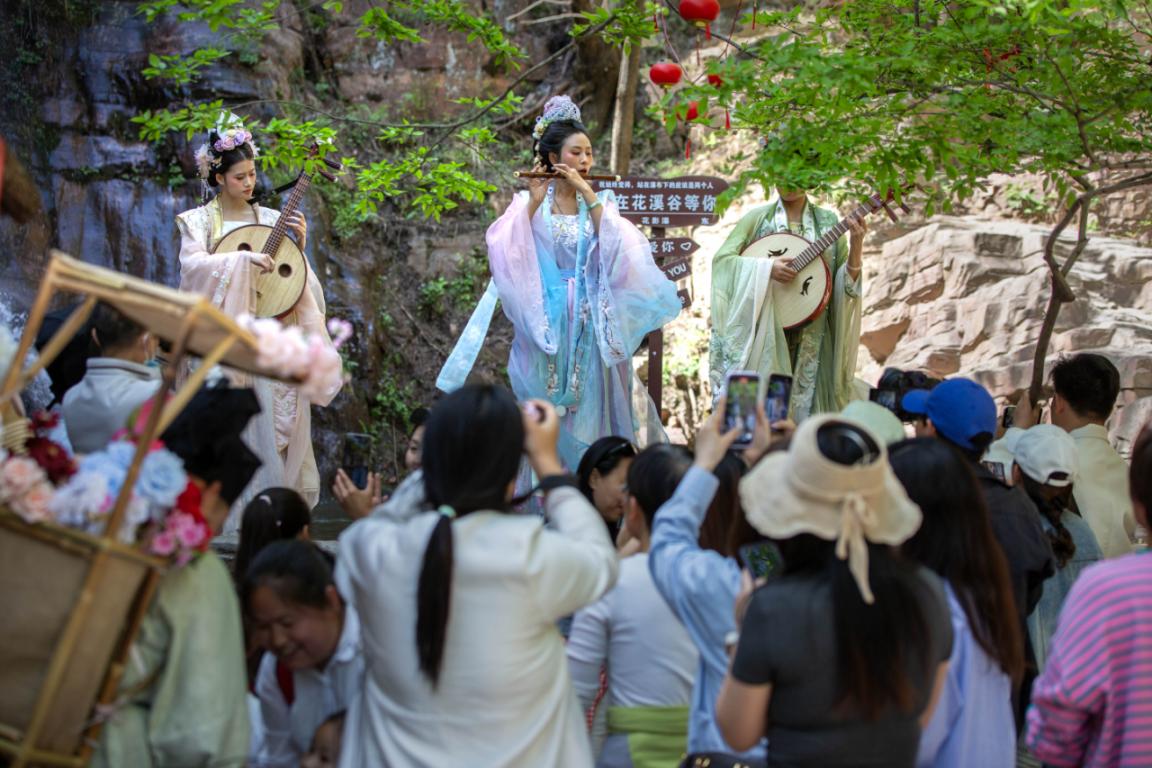 武安市太行花溪谷“花神赐福”表演场景。李树锋摄