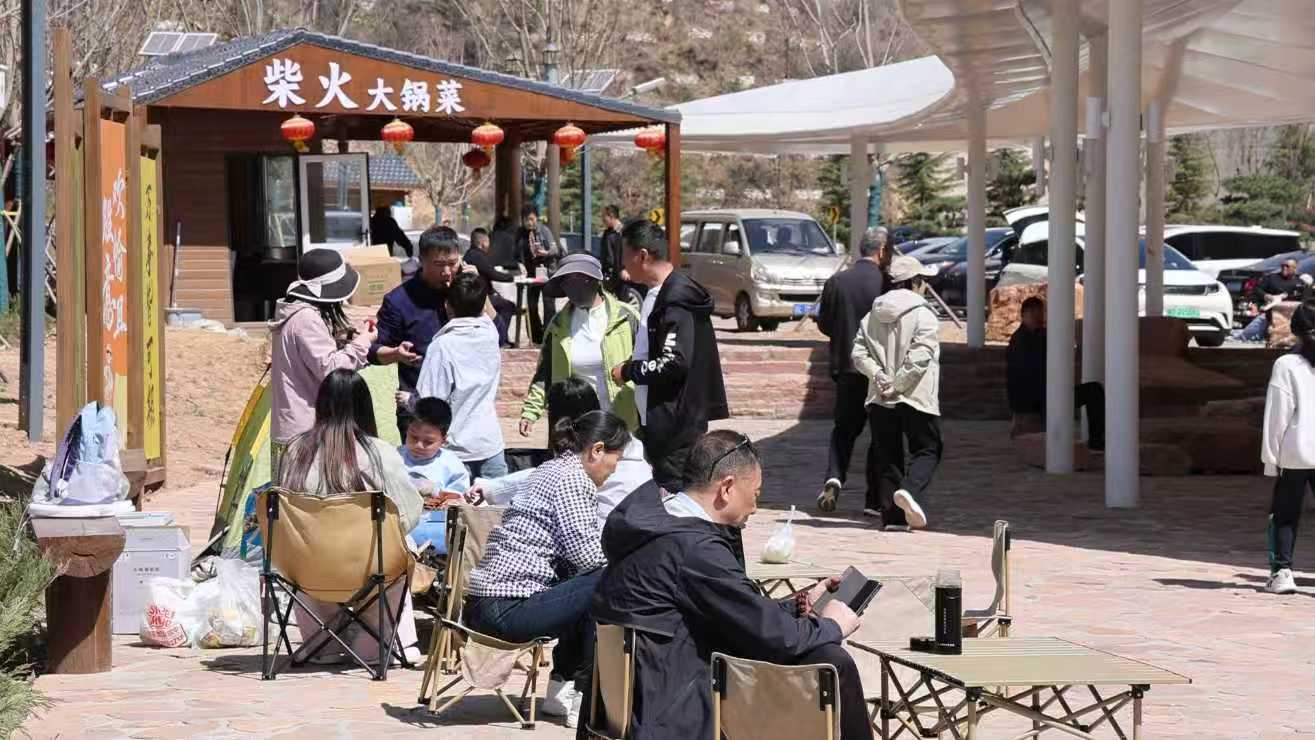 在东太行百里画廊宋祖台驿站休息的游客。李树锋摄