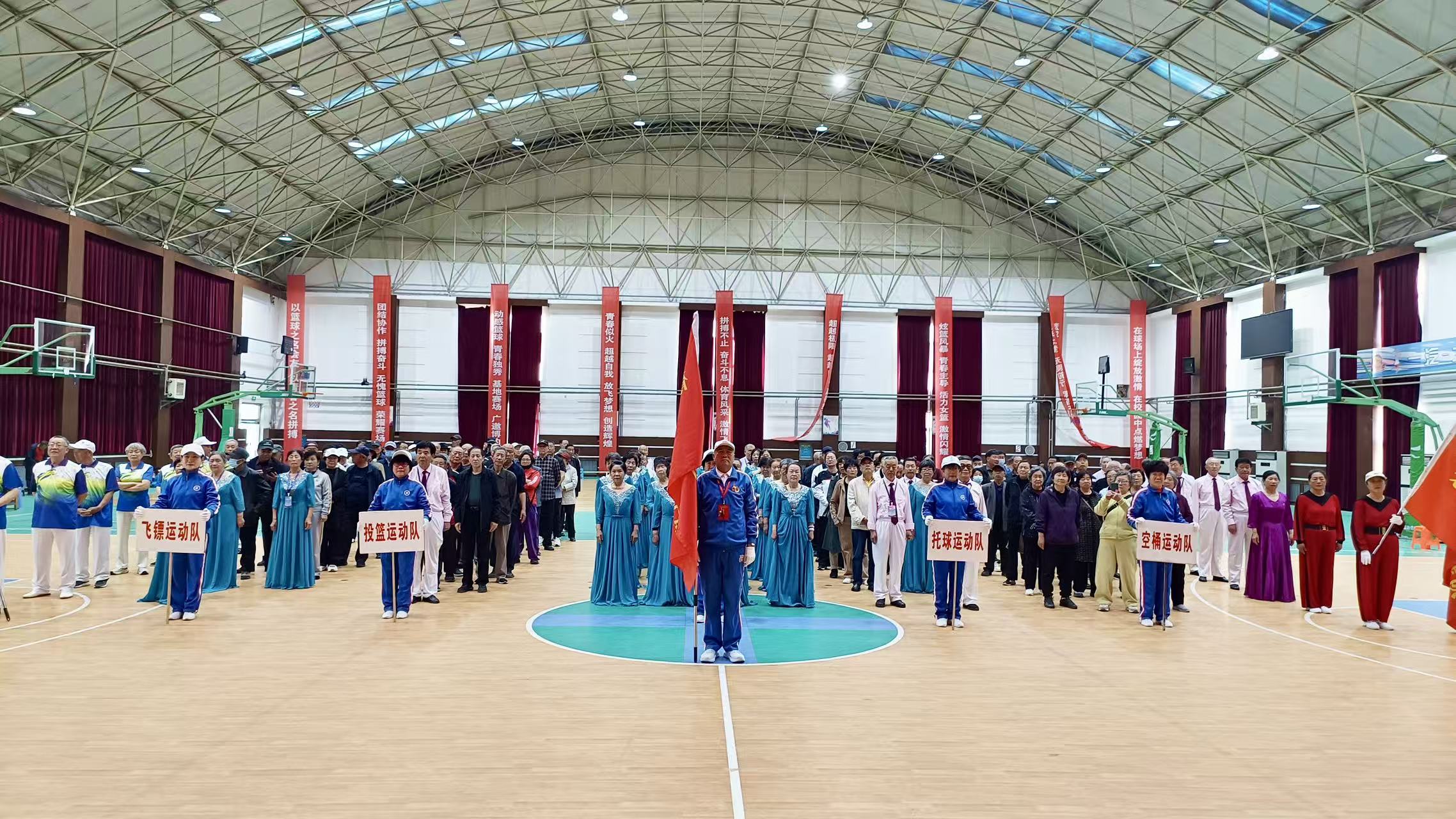 老年运动员们整齐列队，参加运动会开幕式。杨燕摄