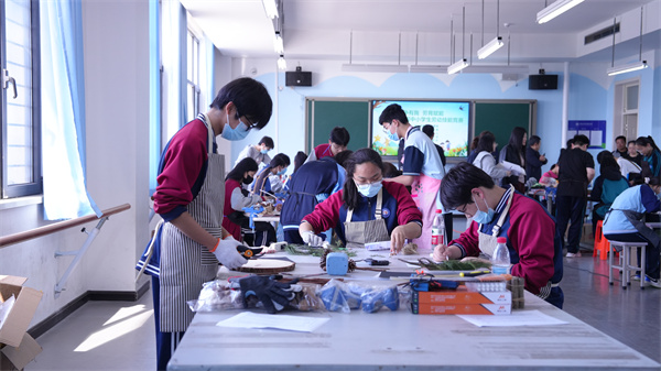 创意木工摆件制作比赛现场。常继德摄