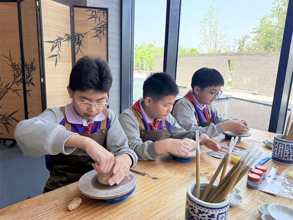 当地学生在词瓷大名新馆体验陶瓷制作。张盼盼摄